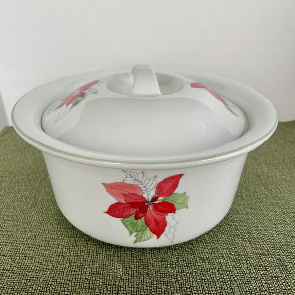 Vintage Poinsettia by BLOCK Christmas Holiday 2 Qt Round Covered Casserole/Lid - Picture 3 of 7